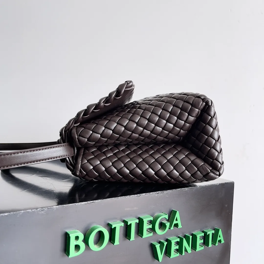 Batch 2320 BV patti bag is full of three-dimensional quilted leather strips. Low-key luxury is often hidden in details and craftsmanship. This bag opens and closes casually, and is simple and elegant overall. It is equipped with a detachable shoulder strap, which can be carried cross-body or carried by hand to match different outfits. The interior is designed with double layers and a small zippered compartment to ensure the safety of private items. No matter the capacity, shape or privacy, it is full of security when you go out. Style number: 776783 Size: 19*26*11cm